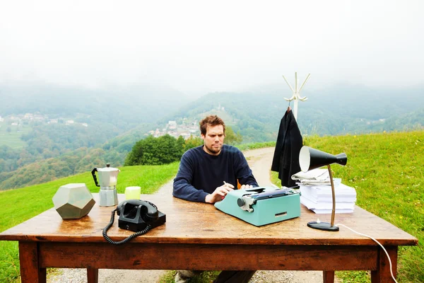 Pojke i hans kontor på en kulle — Stockfoto