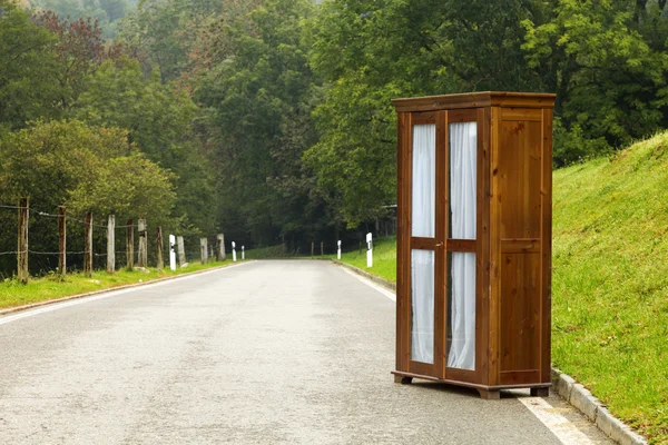 Gabinete colocado no meio de uma estrada de montanha — Fotografia de Stock