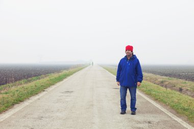 Uzun köy yolunda olan bir kişi