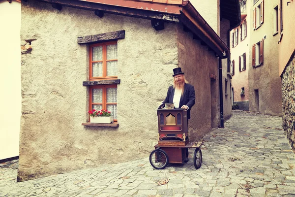 Rött hår och skägg elegant man leker hans vagn orgel — Stockfoto