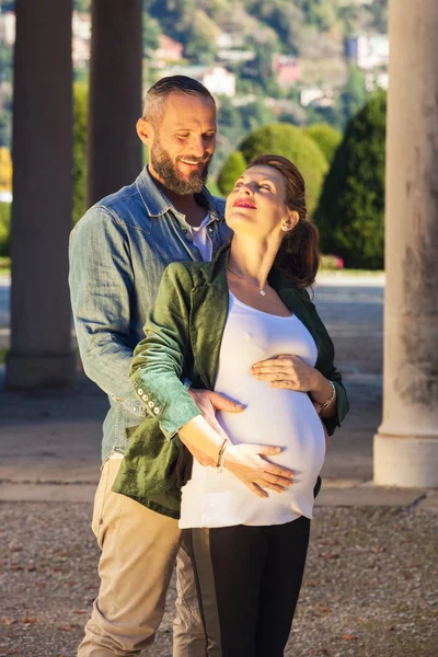 Těhotná pár pózuje — Stock fotografie
