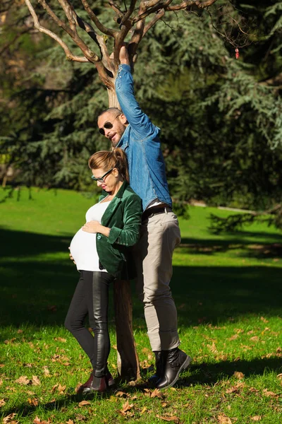 Pregnant couple in outdoor — Stock Photo, Image