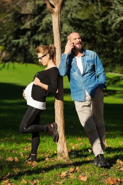 Casal grávida ao ar livre — Fotografia de Stock