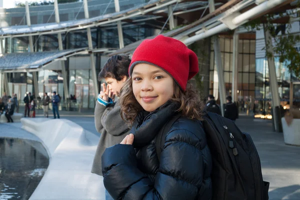 Jovem turista se locomover pela cidade — Fotografia de Stock