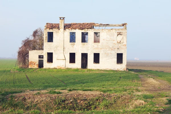 Granja abandonada en el campo, delta del po, italia — Foto de Stock