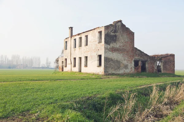 Verlassenes Bauernhaus auf dem Land — Stockfoto