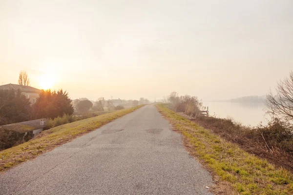 Landschap met mist langs de rivier — Stockfoto