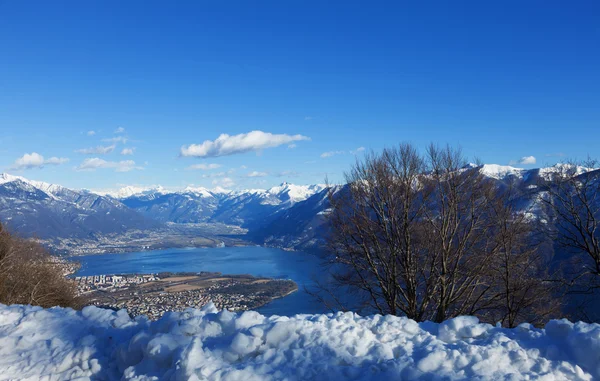 Winter landscape of mountains and lake — Stock Photo, Image