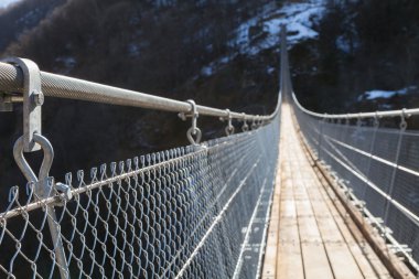 Asma köprü ile dağ manzarası