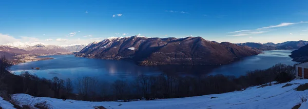 山与湖的冬季景观 — 图库照片