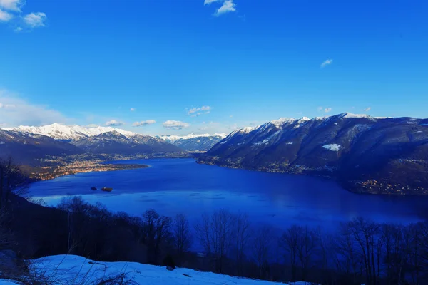 Zimní krajina, hory a jezera — Stock fotografie