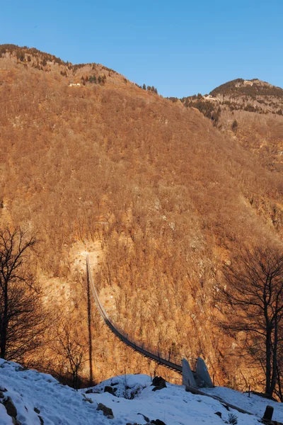 Ορεινό τοπίο με κρεμαστή γέφυρα — Φωτογραφία Αρχείου