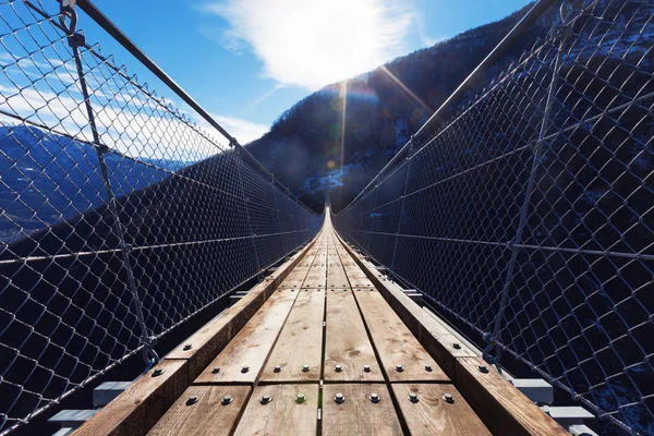 Paesaggio montano con ponte sospeso — Foto Stock