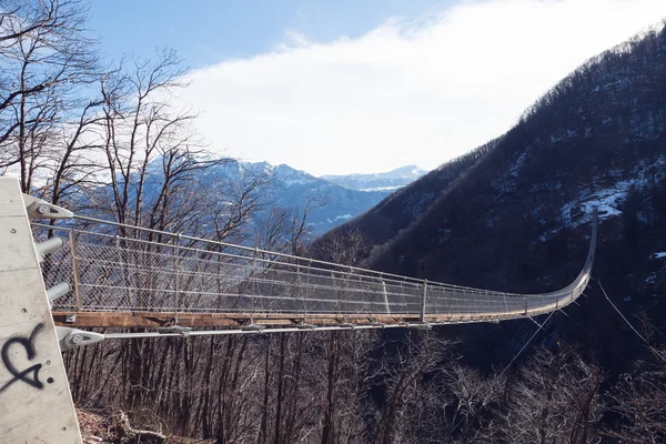 Горный ландшафт с подвесной мост — стоковое фото