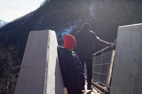 Ponte suspensa tibetana com dois meninos — Fotografia de Stock