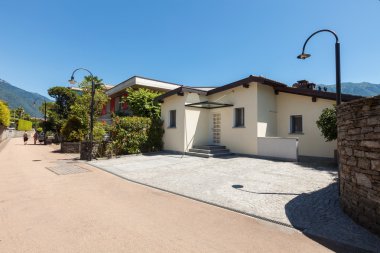 Modern ev, giriş görünümünden yolda