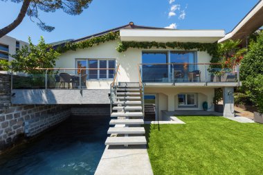 Bahçe dışında Villa