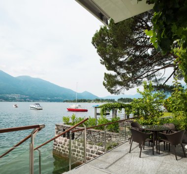 Göl Manzaralı modern villa balkonundan