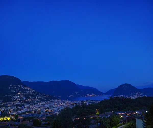 Paesaggio notturno del lago di Lugano — Foto Stock