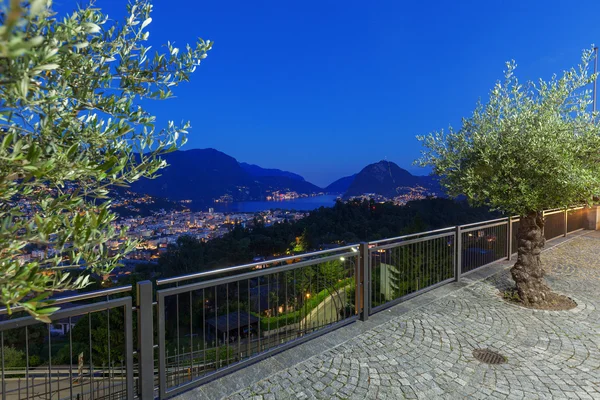 Paesaggio notturno del lago di Lugano — Foto Stock