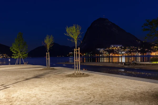 Paesaggio notturno del lago di Lugano — Foto Stock