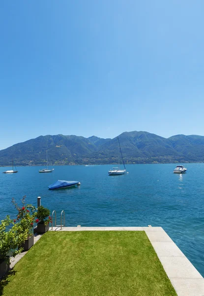 Architecture external platform on the lake with garden — Stock Photo, Image