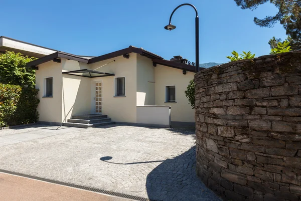 Modern house, view from the entrance on the road — Stock Photo, Image