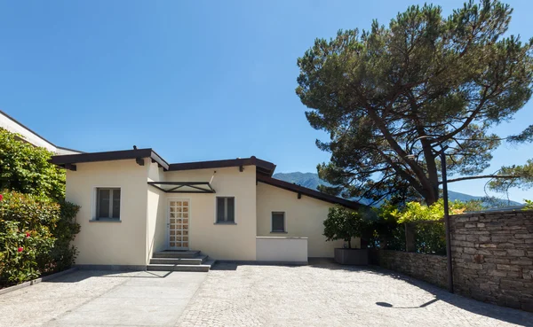 Modern house, view from the entrance on the road — Stock Photo, Image