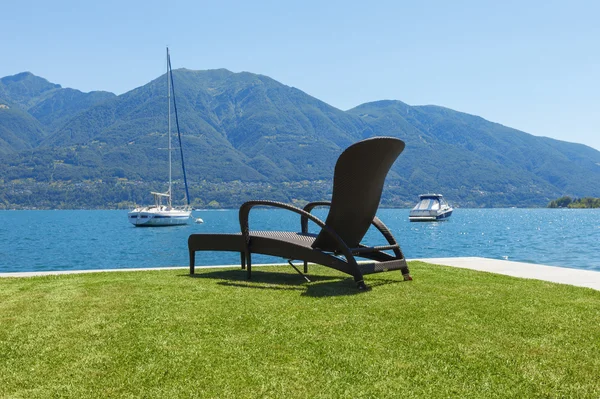 Architecture external platform on the lake with garden — Stock Photo, Image