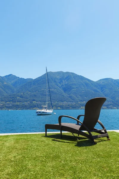 Architettura piattaforma esterna sul lago con giardino — Foto Stock