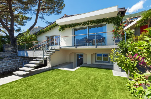 À l'extérieur de la villa avec jardin — Photo