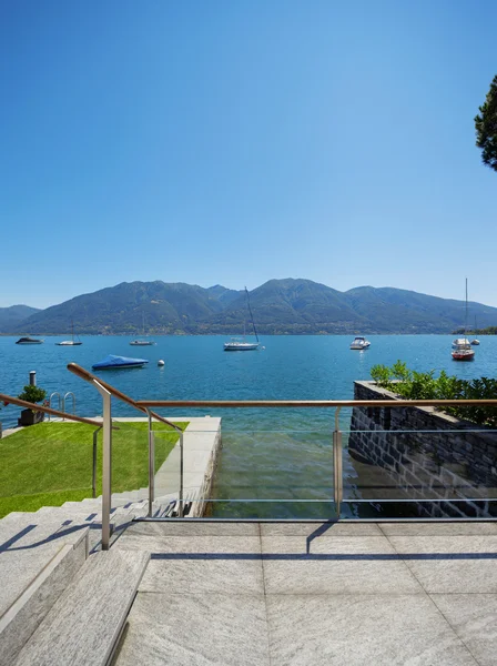 Uitzicht op het meer vanaf het balkon van moderne villa, zomer — Stockfoto