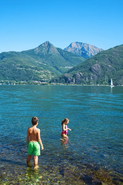 Crianças de férias no lago — Fotografia de Stock