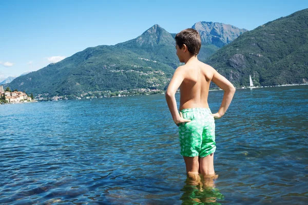 Menino de férias no lago — Fotografia de Stock