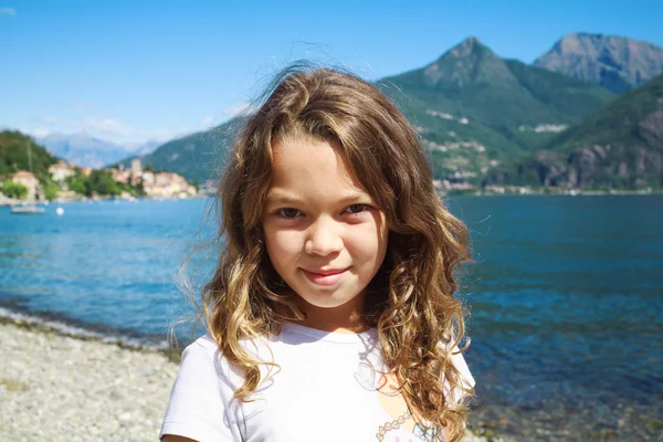 Chica de vacaciones en el lago — Foto de Stock