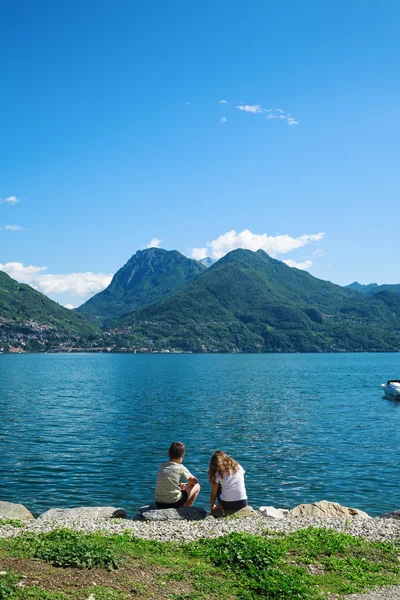 Niños de vacaciones en el lago — Foto de Stock