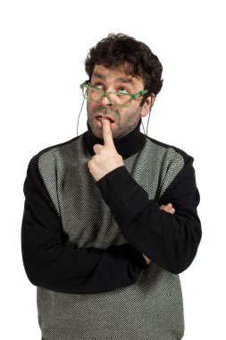 erkek parmak yansıtacak şekilde ağzına koyar.