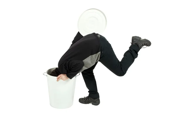 Mann steckt seinen Kopf in den Müll — Stockfoto