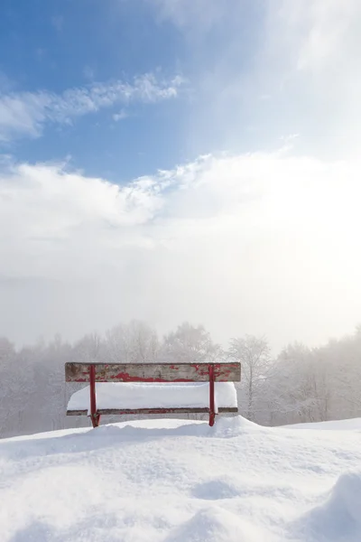 Banco em frente à paisagem de inverno — Fotografia de Stock