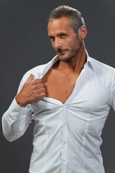 Взрослый мускулистый мужчина показывает свою грудь — стоковое фото