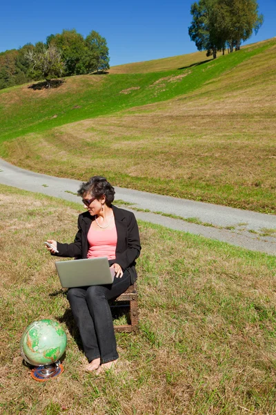 Affärskvinna som arbetar i naturen — Stockfoto