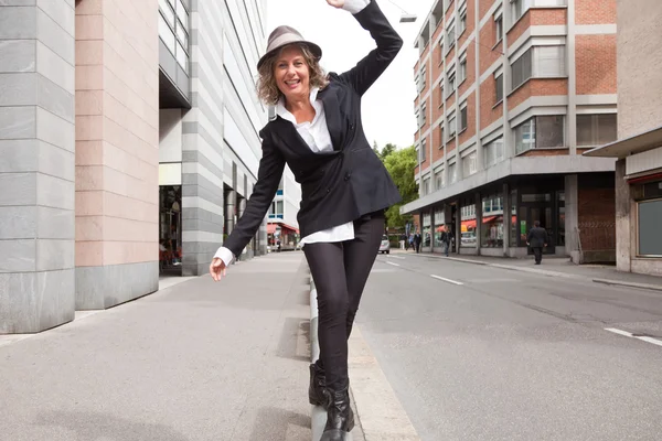 Frau balanciert am Straßenrand — Stockfoto