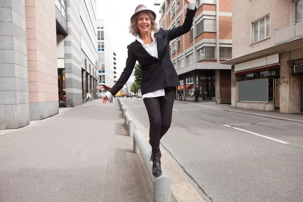 Mujer en equilibrio en la carretera — Foto de Stock