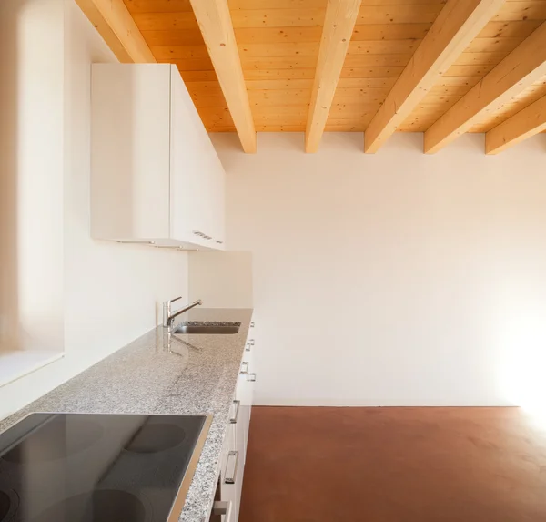 Apartamento em diferentes pisos com piso laminado e cei de madeira — Fotografia de Stock