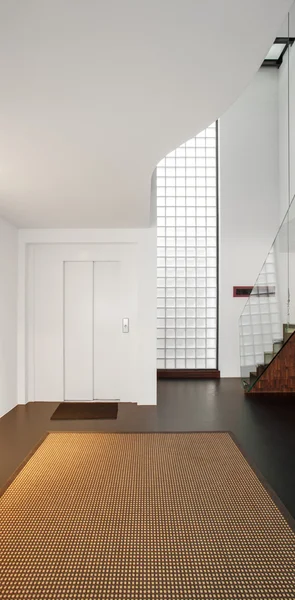 Wnętrza, nowoczesny dom, schody — Zdjęcie stockowe
