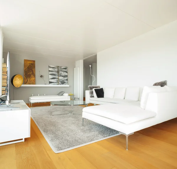 Interior de casa moderna, arquitetura de casa expansiva — Fotografia de Stock