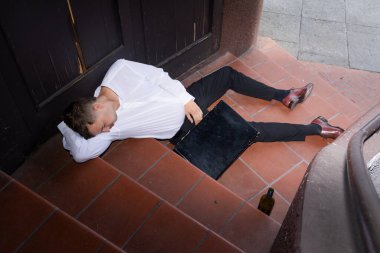 Genç bir iş adamı, zil zurna sarhoş, beyaz gömleği ve siyah pantolonuyla yerde yatıyor. O, gün ışığında derin bir uykuya daldı. Büyük bir bunalımın yaklaştığının işareti..