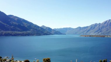 İsviçre 'nin Ticino kantonunda Maggiore Gölü üzerinde bir İHA ile çekilmiş hava görüntüleri. Güneşli bir sonbahar günü Gökyüzü çok açık.