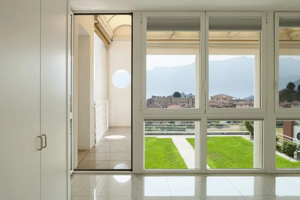 Amplia habitación con ventanas — Foto de Stock