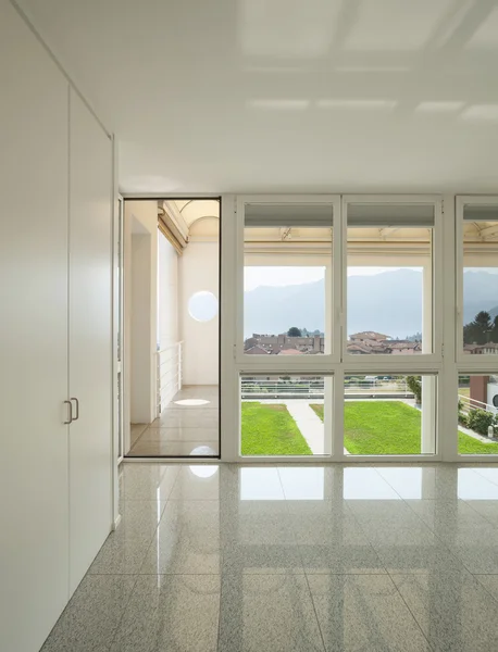 Amplia habitación con ventanas —  Fotos de Stock